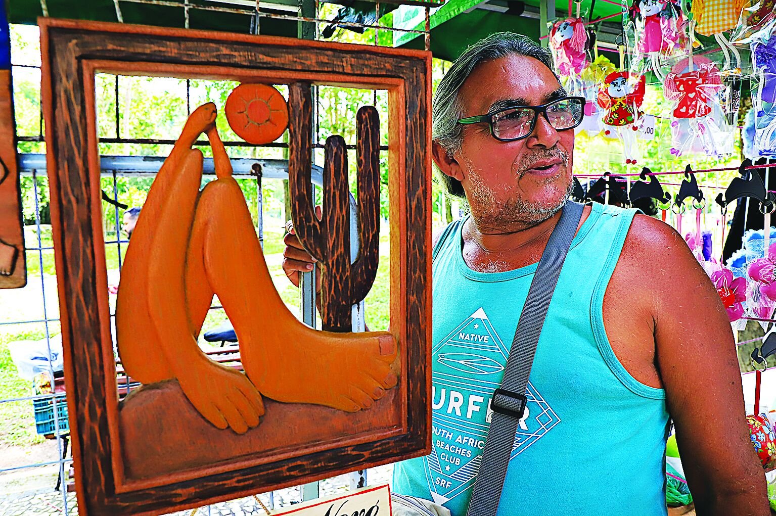 José Amilson usa canos de PVC em seus trabalhos. Socorro Martins atualmente trabalha com foco em bonecas de pano. Carlos Mota começou a fazer suas peças ainda criança