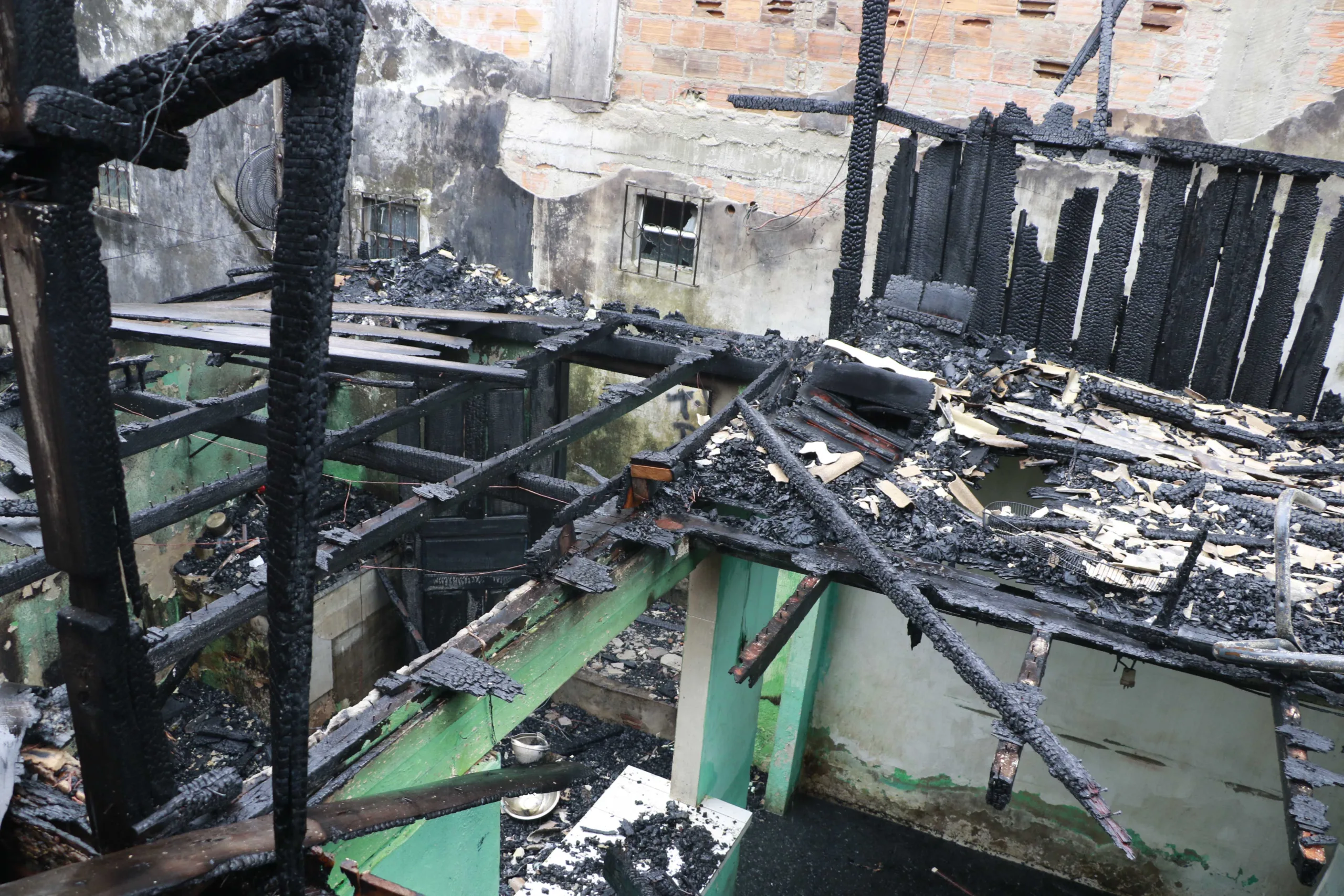 Um incêndio devastador consumiu três casas no bairro do Jurunas. Entenda como as chamas se espalharam rapidamente.