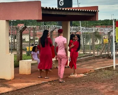 O músico Oruam compartilhou registros de uma visita que fez ao pai, Marcinho VP, no Presídio Federal de Campo Grande, no Mato Grosso do Sul.