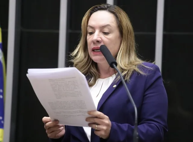 Adriana Accorsi quer eliminar obstáculos econômicos que dificultem o acolhimento Fonte: Agência Câmara de Notícias Adriana Accorsi quer eliminar obstáculos econômicos que dificultem o acolhimento Fonte: Agência Câmara de Notícias