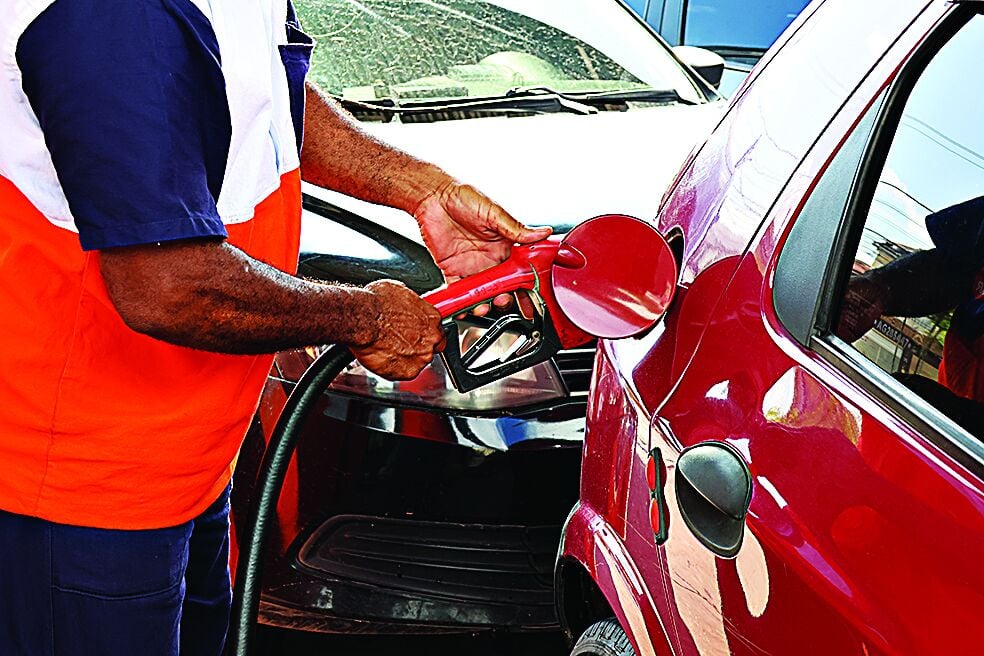 O preço da gasolina segue estável nos postos um mês após corte nas refinarias da Petrobras, em um sinal de que distribuidoras e postos absorveram parte da redução como margem.