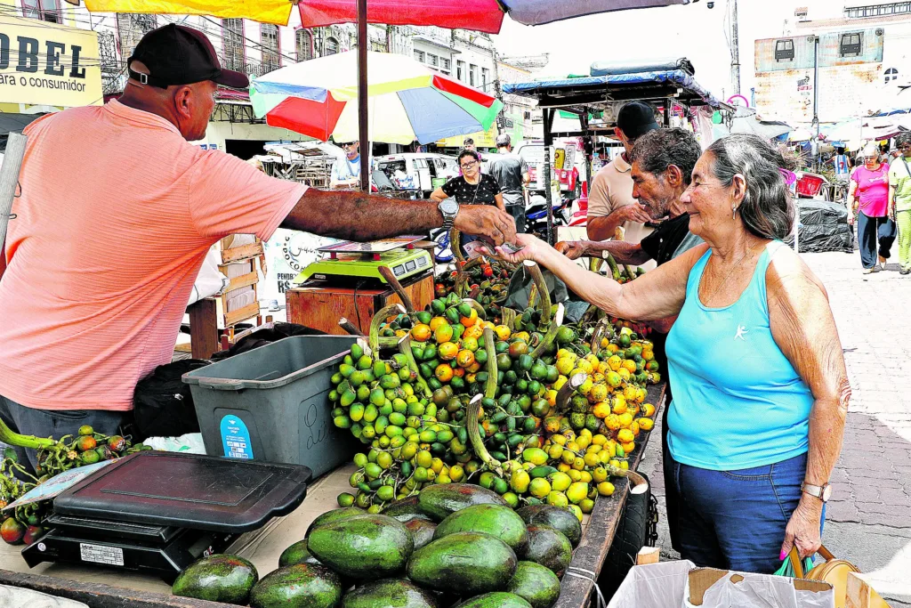 Este ano foi meio atrapalhado, porque o verão foi muito forte e atrasou. Ainda tem pouca pupunha chegando”

Nilo Costa , vendedor de pupunha