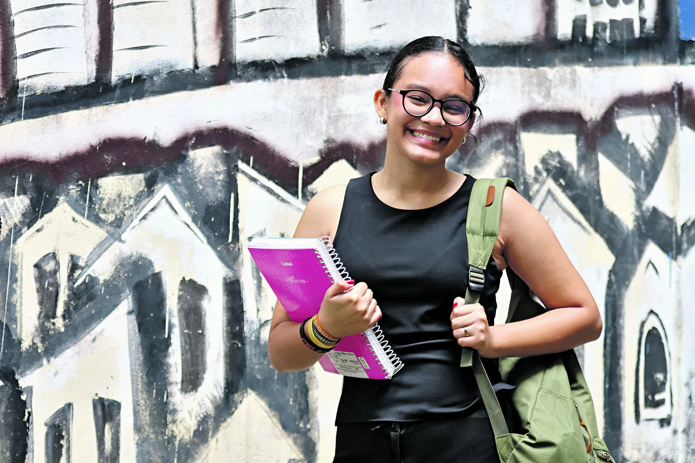 Belém, Pará, Brasil. Cidade.  Yasmin Costa, 18, estudante de Letras - Língua Portuguesa. Centro de Ciências Sociais e Educação (CCSE). Matéria humanizada com os calouros da Uepa. As aulas na instituição iniciaram em 24 de fevereiro. A ideia é contar sobre suas expectativas de suas futuras vidas profissionais, sobre a conquista da vaga, como imaginam que será a vida acadêmica.27/02/2025. Foto: Irene Almeida/Diário do Pará