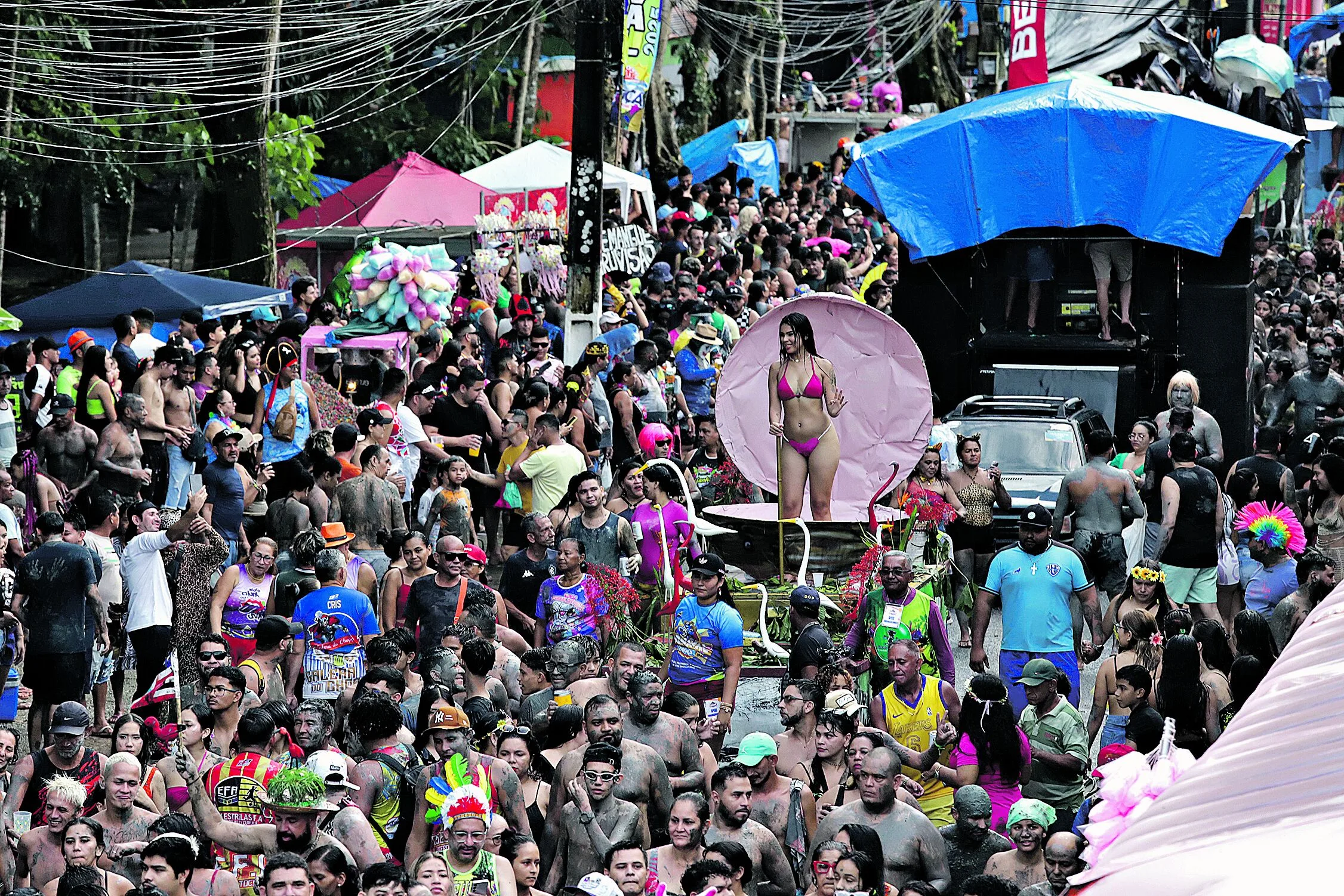 Repetindo o sucesso de domingo passado, o bloco Pretinhos do Mangue fez a festa de visitantes e moradores de Curuçá