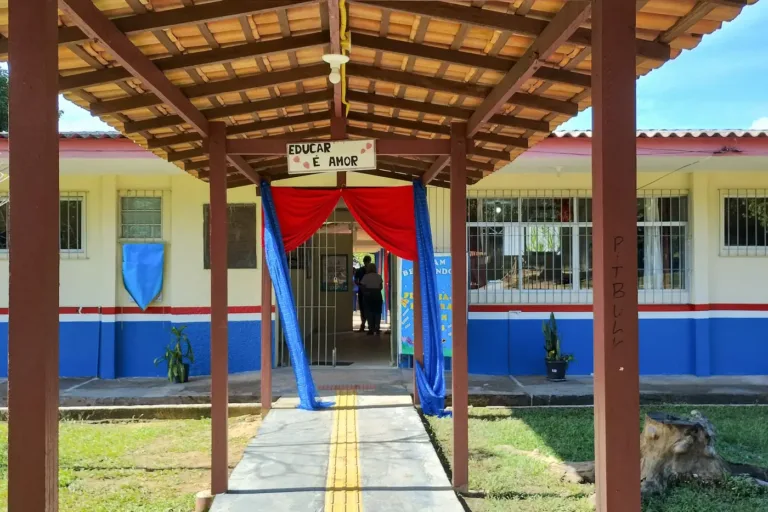 Escola Estadual Presidente Castelo Branco, no bairro Val-de-Cans