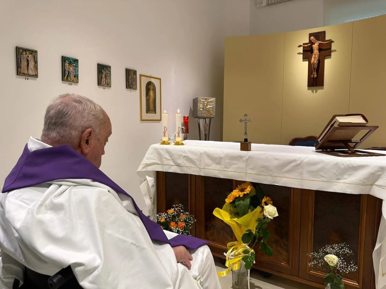 Esta manhã, ele concelebrou a missa dominical na capela próxima ao seu quarto.