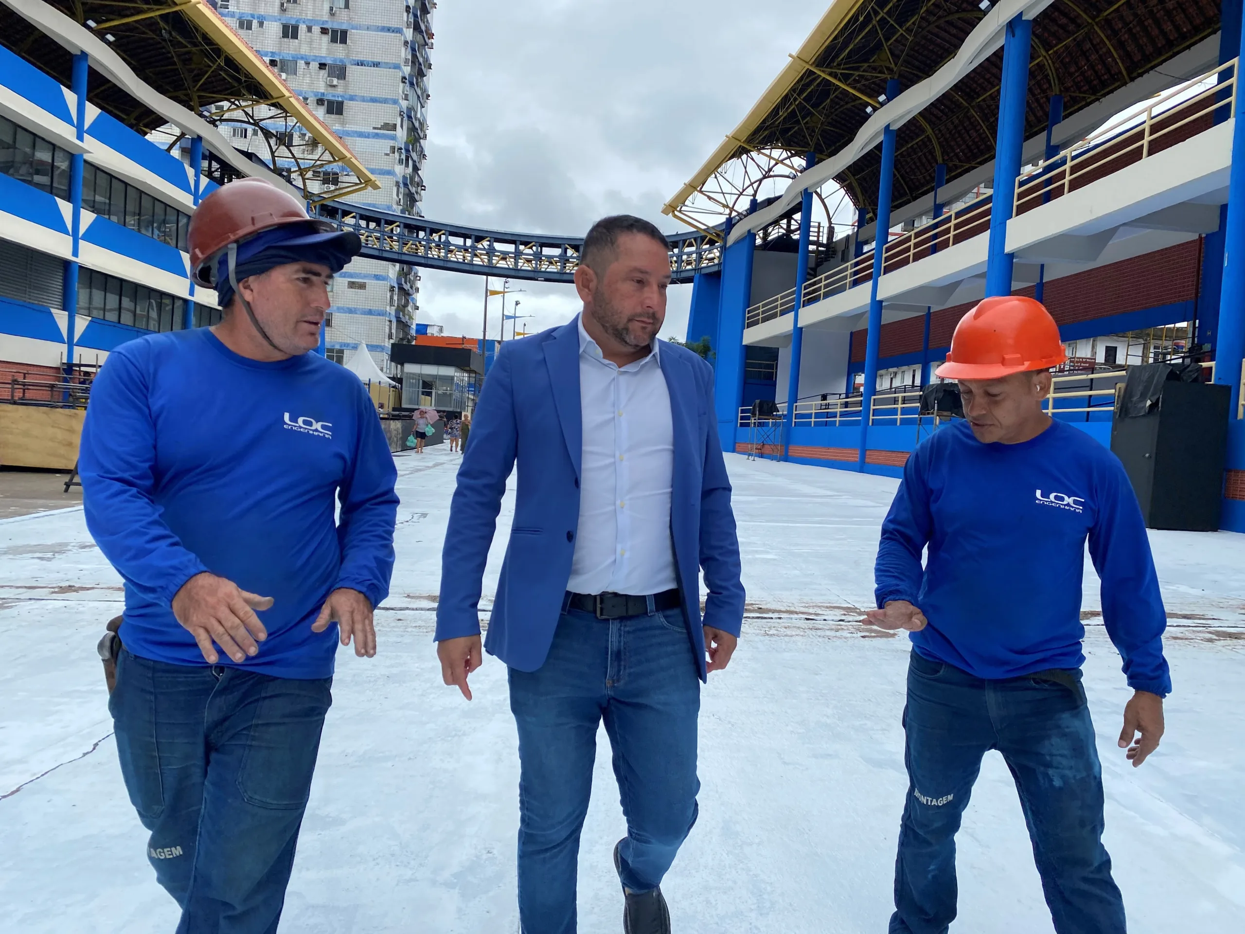 Os operários, que trabalham na reforma da Aldeia Cabana, explicam os detalhes da obra ao secretário de Esporte e Lazer, Gleisson Oliveira. Foto: Syanne Neno/Ascom Semel