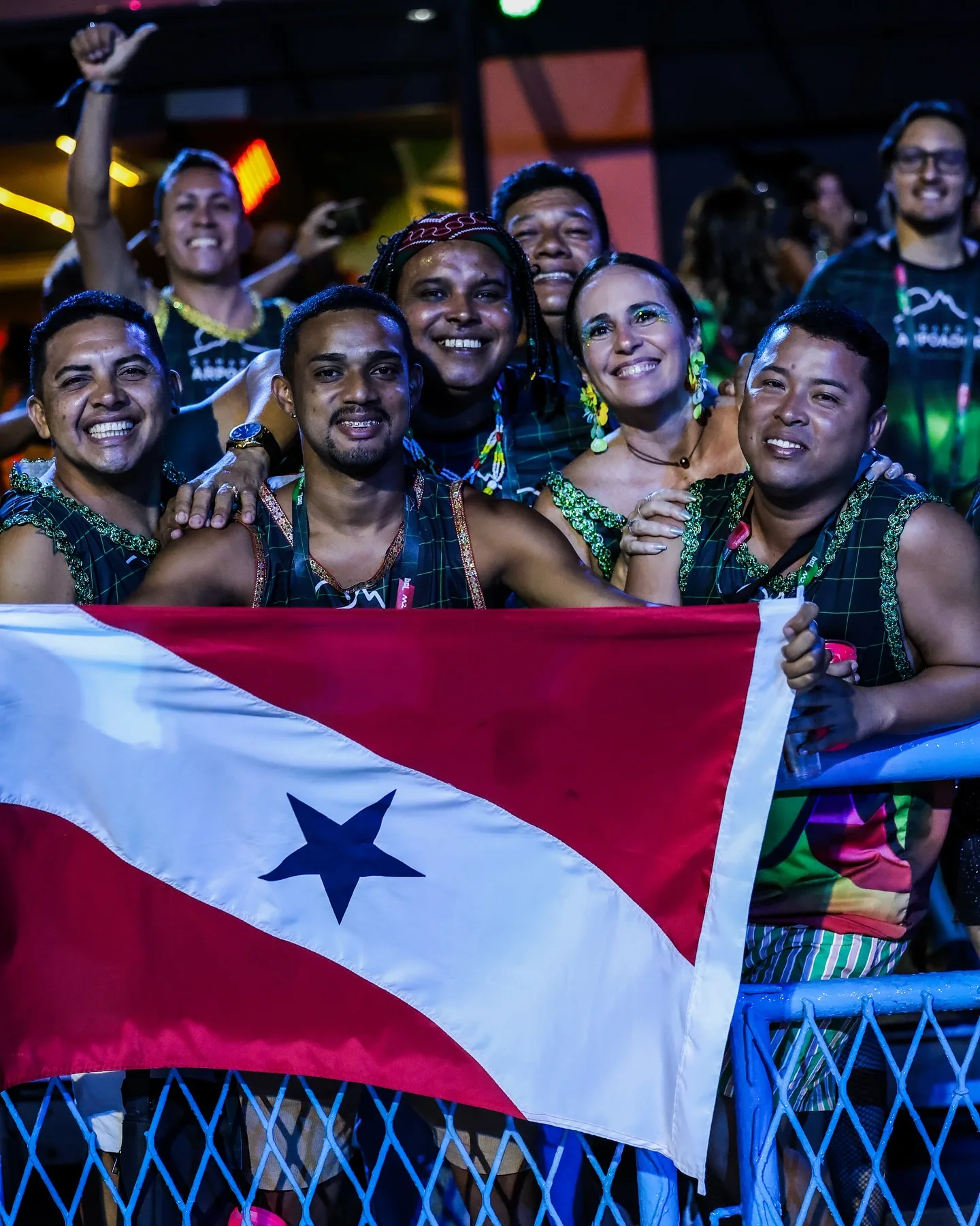 FOTOS: Torcida paraense marca presença na Sapucaí para ver o desfile da Grande Rio