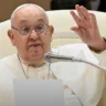 Papa Francisco permanece internado com pneumonia bilateral. Acompanhamos as atualizações sobre sua saúde e recuperação.