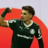 O jogador Raphael Veiga, da SE Palmeiras, comemora seu gol contra a equipe do São Paulo FC, durante partida válida pela semifinal, do Campeonato Paulista, Série A1, na arena Allianz Parque. (Foto: Cesar Greco/Palmeiras/by Canon)