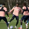 Foto: Divulgação - Legenda: Jogadores do Chelsea durante treinamento da equipe / Jogada10
