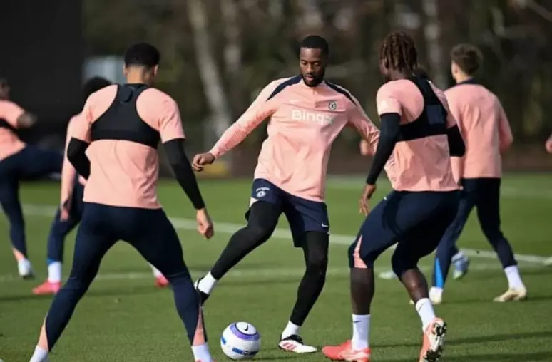 Foto: Divulgação - Legenda: Jogadores do Chelsea durante treinamento da equipe / Jogada10
