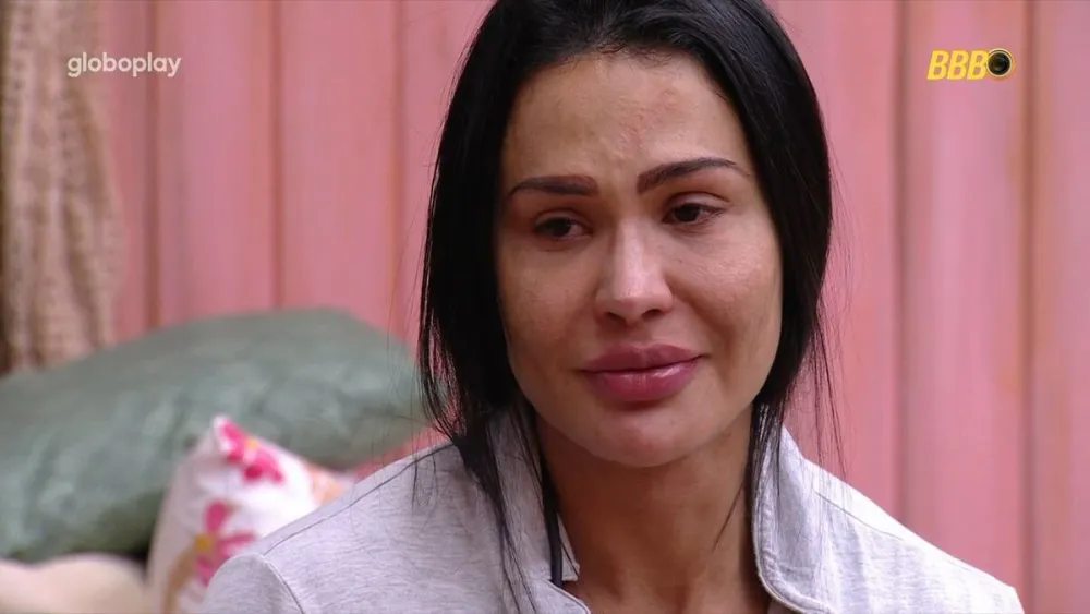 A musa fitness, que está abalada emocionalmente, reagiu após Renata retornar da Casa de Vidro e expor a sister para Daniele e Diego Hypólito.