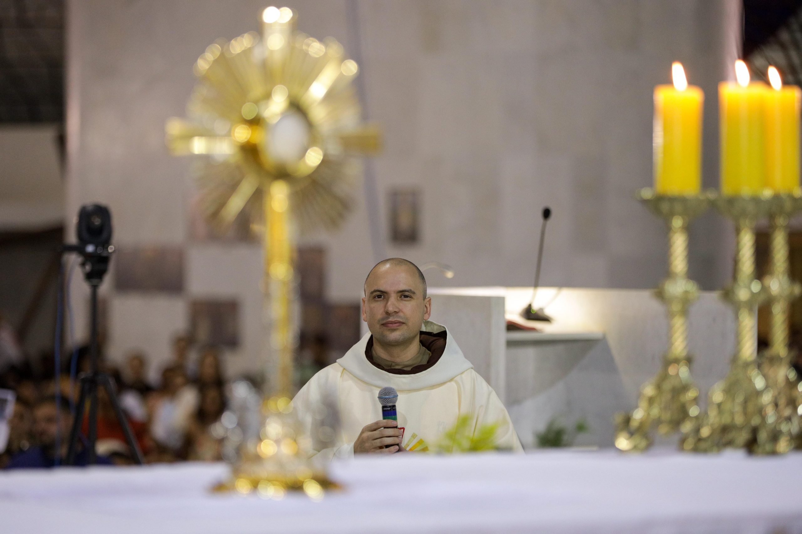 O sacerdote, além de sua notoriedade, já protagonizou declarações contraditórias que lhe renderam críticas de grupos políticos mais à esquerda