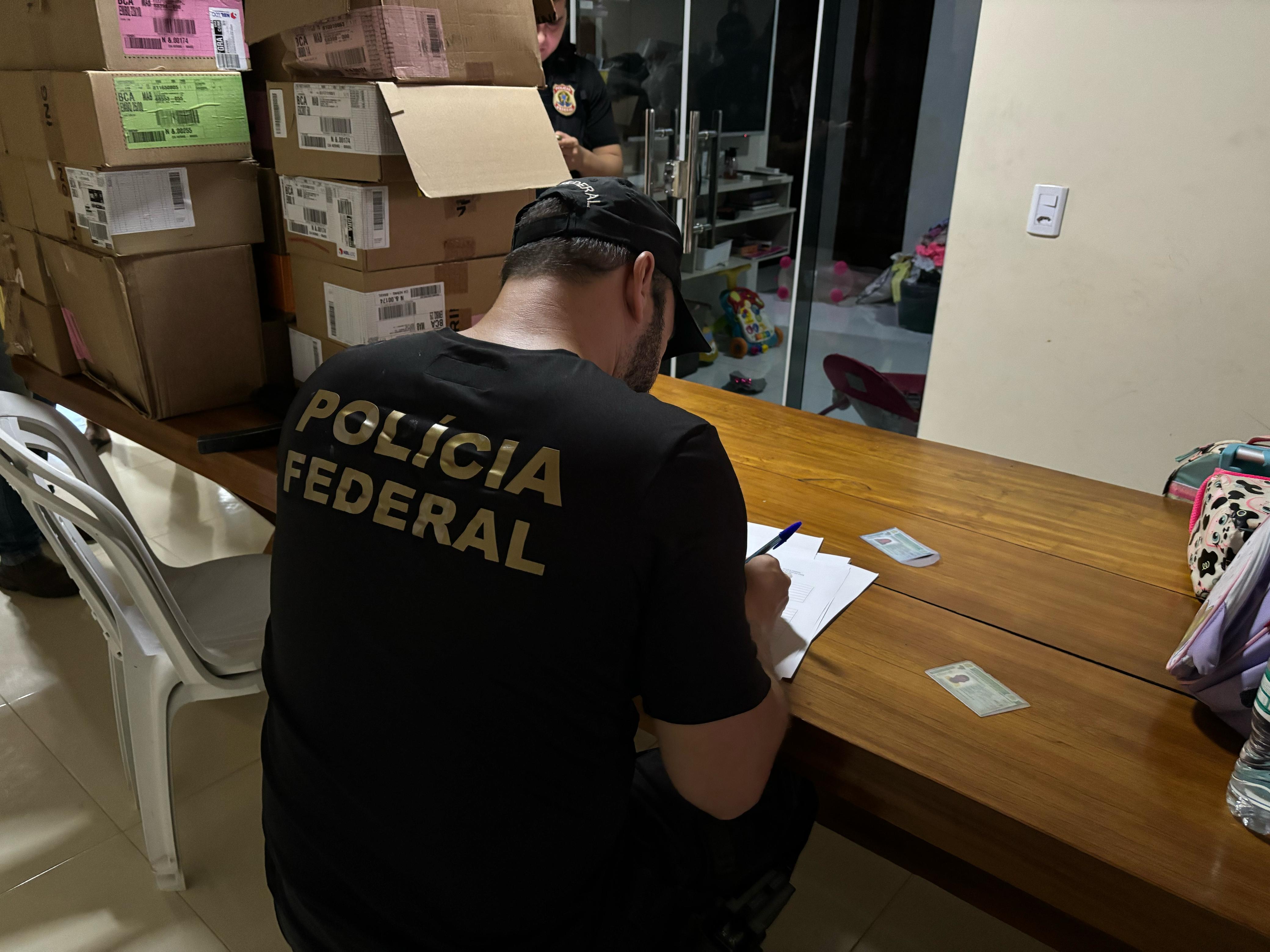 Durante a ação, foram apreendidos celulares, veículos, dinheiro e outros itens que poderão contribuir com as investigações.