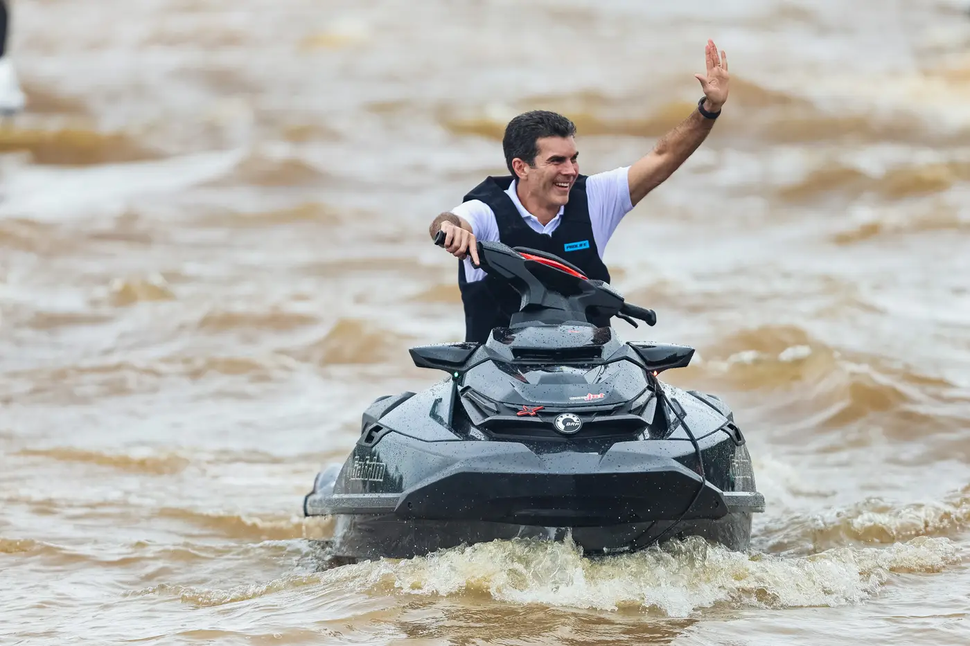 Festival Surf na Pororoca ganhou ainda mais destaque com a presença do governador Helder Barbalho, que, a bordo de um jet ski, experimentou a adrenalina