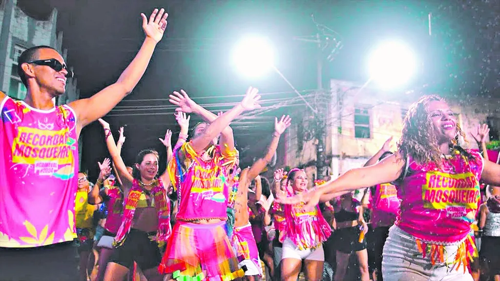 Bloco Recordar anima o carnaval da ilha com trio elétrico puxado por Tonynho & Banda