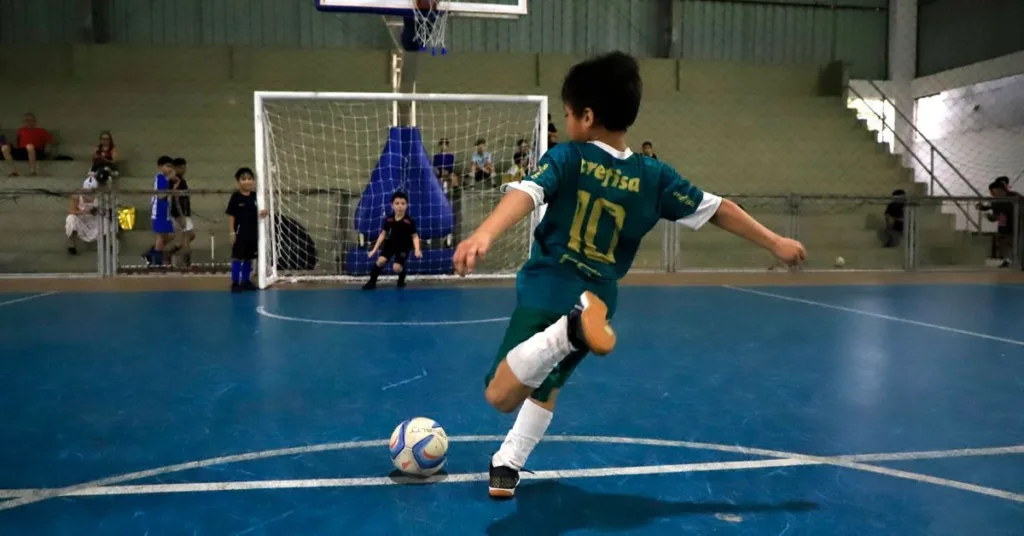 Sonho de ser um jogador de futebol vem desde criança. Foto: Wagner Almeida/Diário do Pará