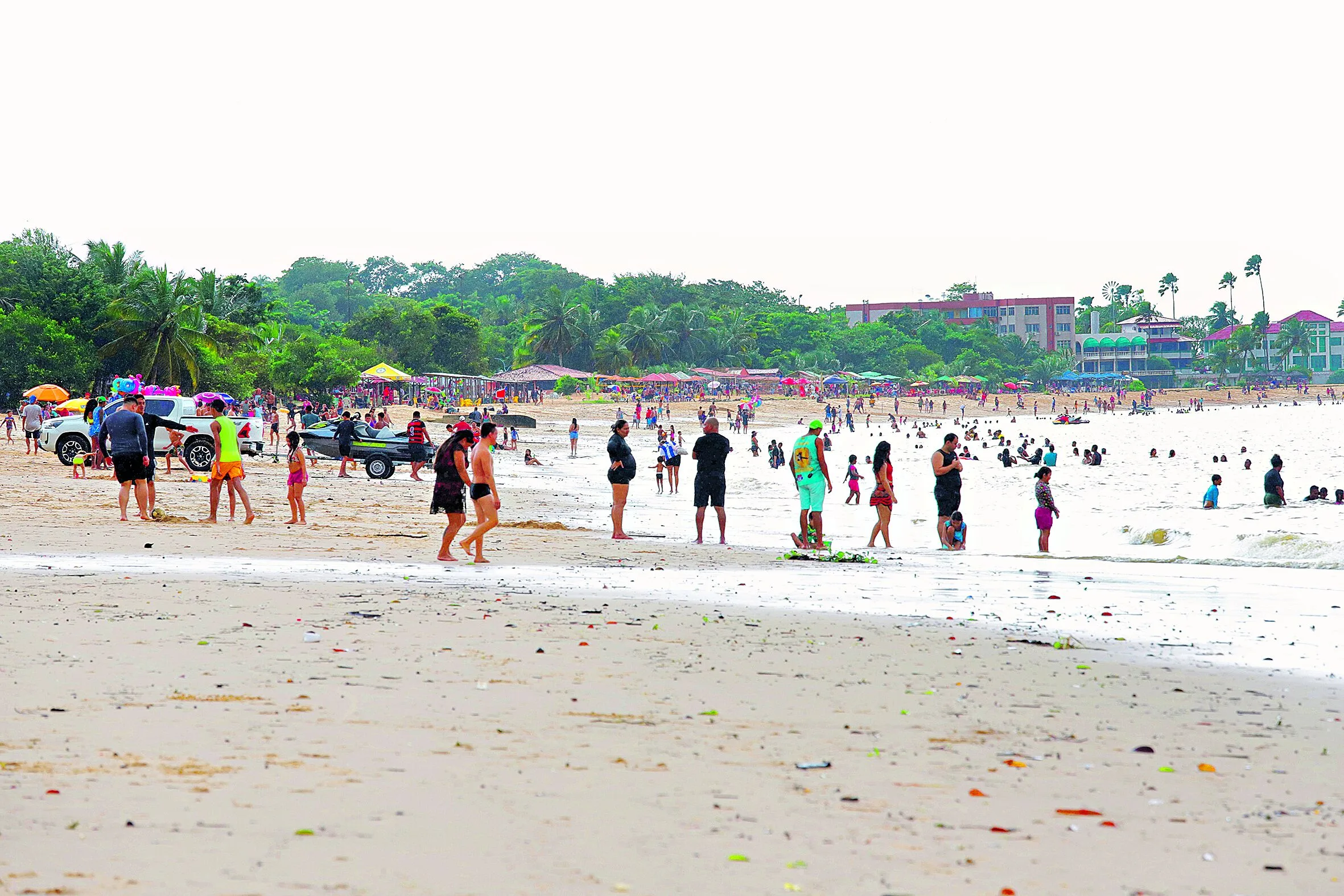 Banhistas aproveitam a calmaria nas praias. Outros foliões curtiram os blocos

Foto: Ricardo Amanajás / Diario do Pará.