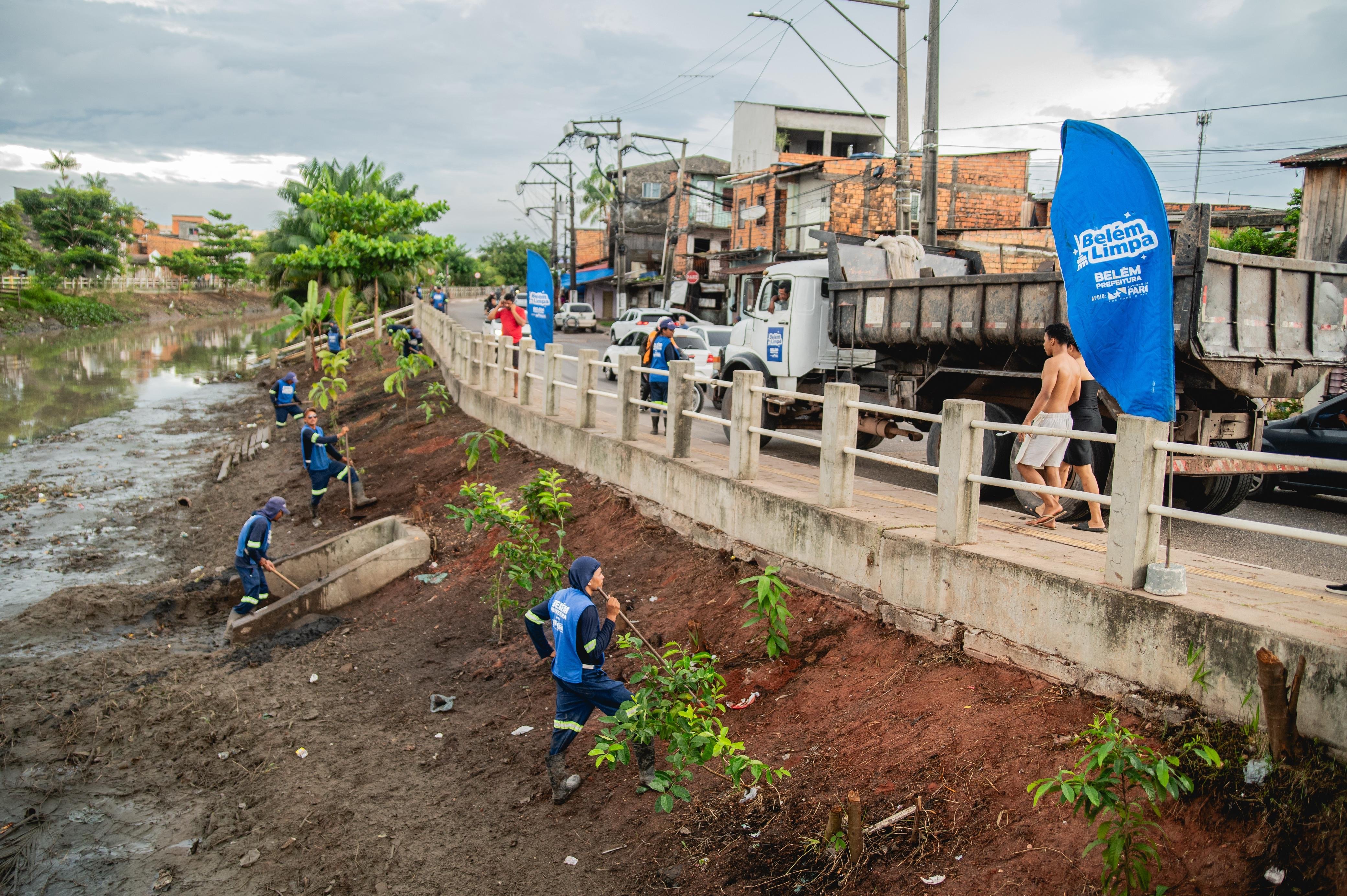 Os serviços de dragagem e limpeza seguem intensificados em toda a cidade, com destaque para a frente de trabalho na bacia do Tucunduba, uma das áreas mais críticas de Belém.