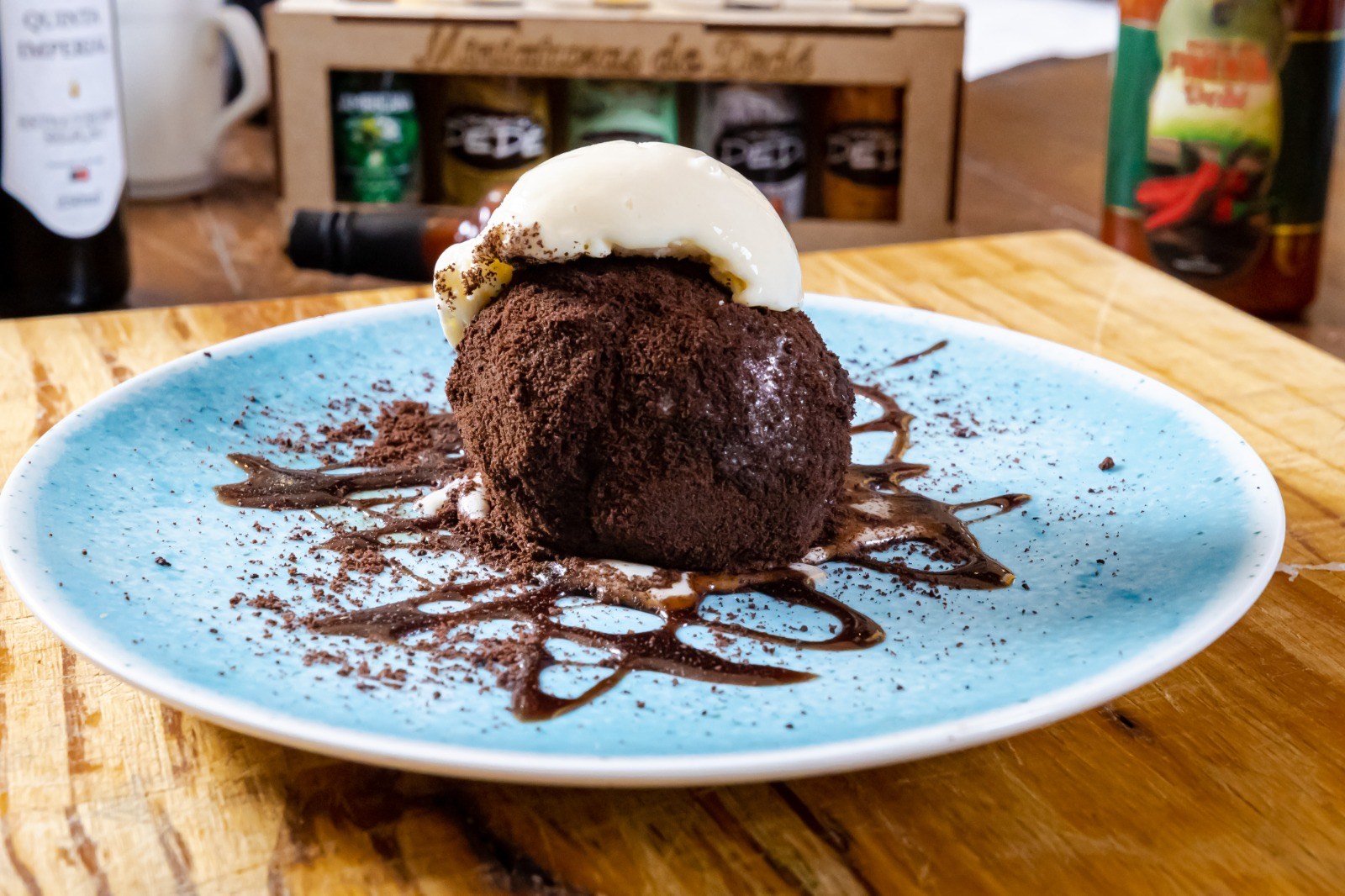 Sorvete empanado com farofa de brownie ganha o paladar de clientes de um restaurante em Belém.