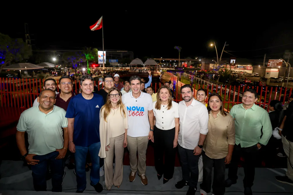 Na noite desta segunda-feira (31), o governador do Pará, Helder Barbalho, e a vice-governadora, Hana Ghassan, estiveram na quadra 1 do canal – localizada entre a Avenida Pedro Álvares Cabral/Rua Belém e Avenida Marechal Hermes – que teve o trânsito liberado.