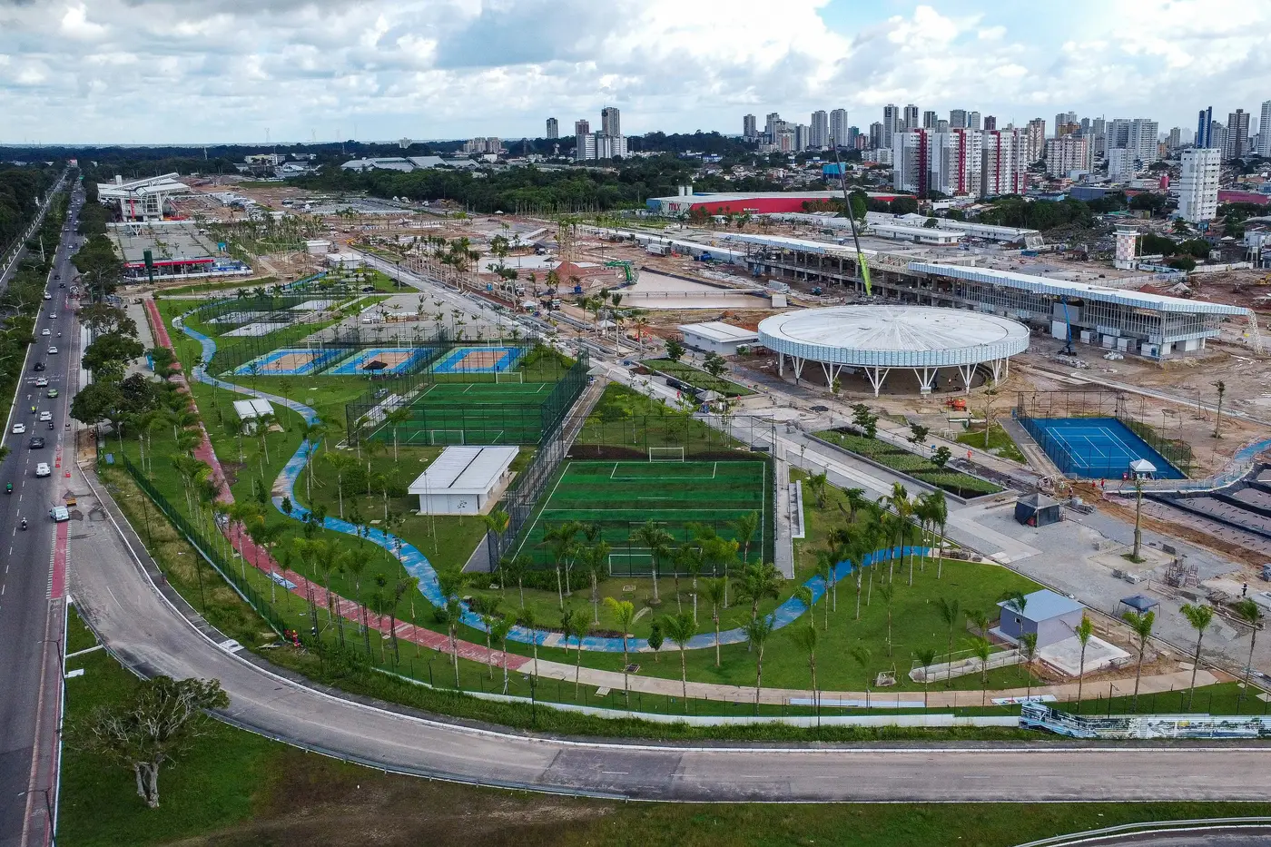 Contando com mais de 1.500 árvores, o espaço também compreende 190 mil plantas ornamentais e vastas áreas gramadas, que juntas cobrem 83 mil metros quadrados