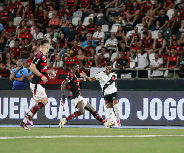 Flamengo tenta confirmar o favoritismo e a estabilidade de um elenco campeão diante de um adversário que nos últimos anos flertou com o rebaixamento e promove, desde que virou SAF, uma reformulação constante no time.