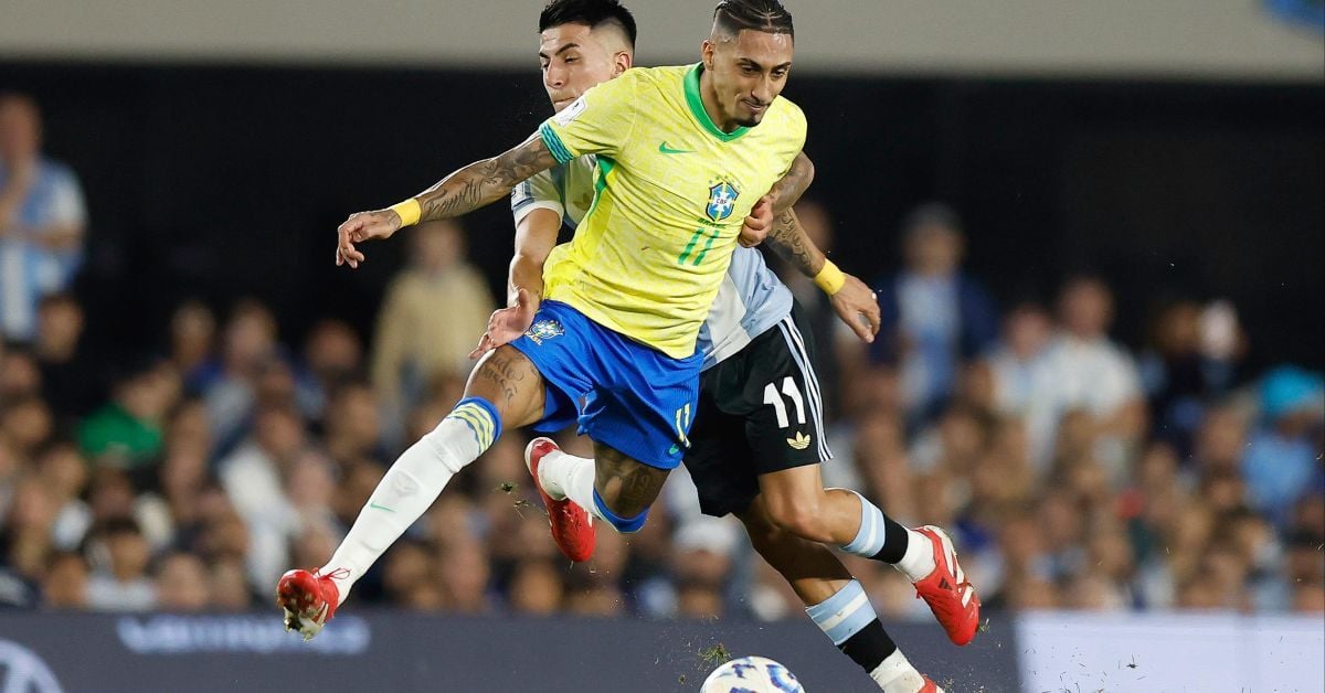 Raphinha lutou bastante, mas foi bem marcado Créditos: Rafael Ribeiro / CBF