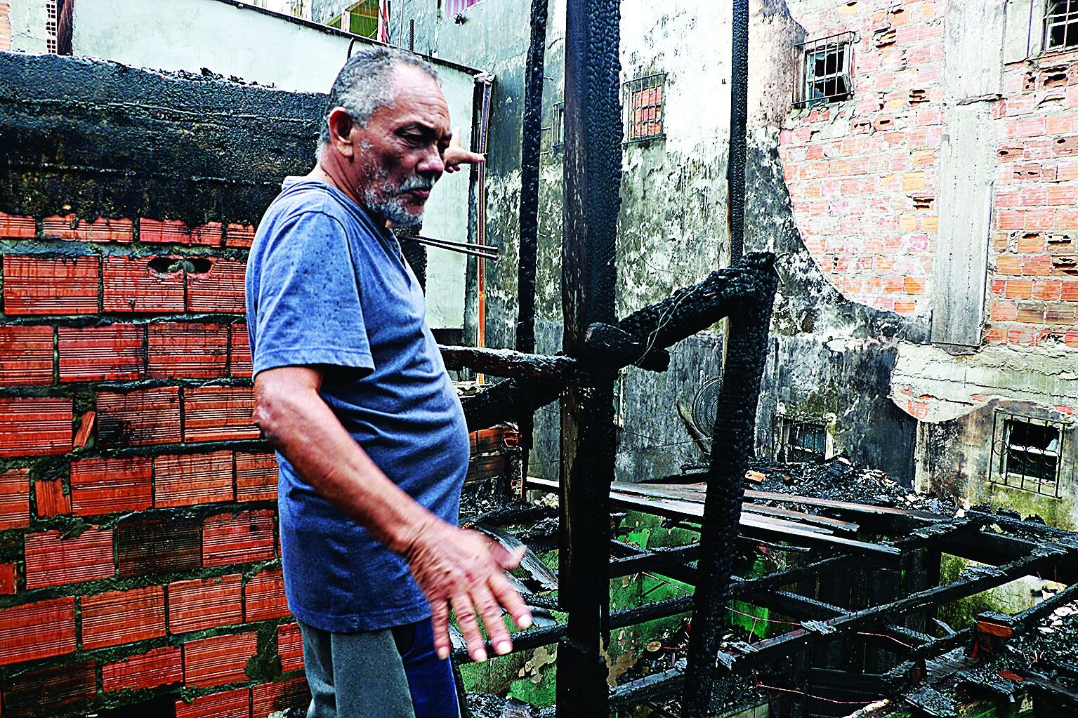 Carlos Alberto conta que foi surpreendido pelas chamas na casa vizinha, que se espalharam rápido