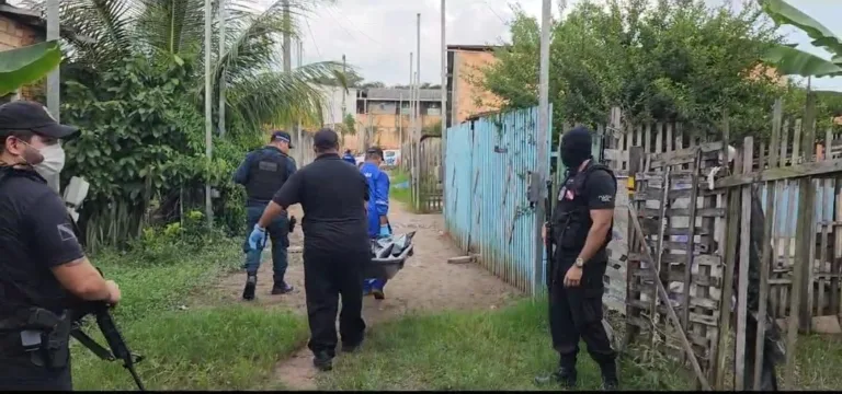 Por volta das 15h deste domingo (23), ao se dirigir ao quintal de sua casa, o homem deparou-se com uma situação chocante