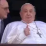 O papa Francisco apareceu neste domingo (23) ao público pela primeira vez desde que foi internado no hospital Agostino Gemelli, em Roma.