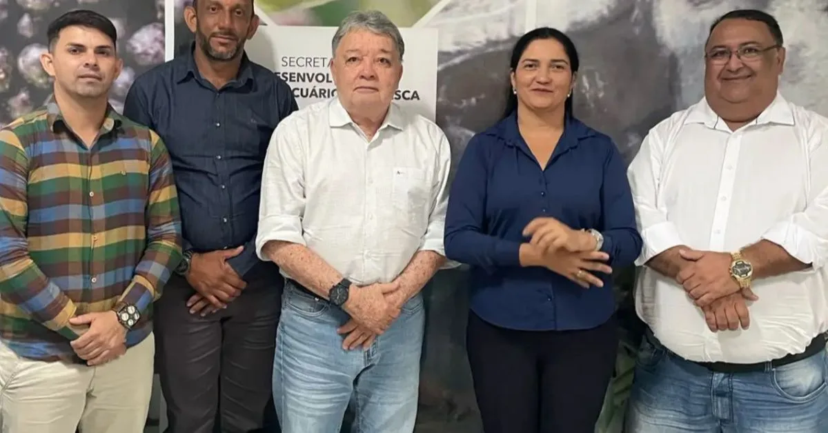 Wandenkolk Gonçalves ao lado da prefeita Aline Costa e de membros da comitiva municipal