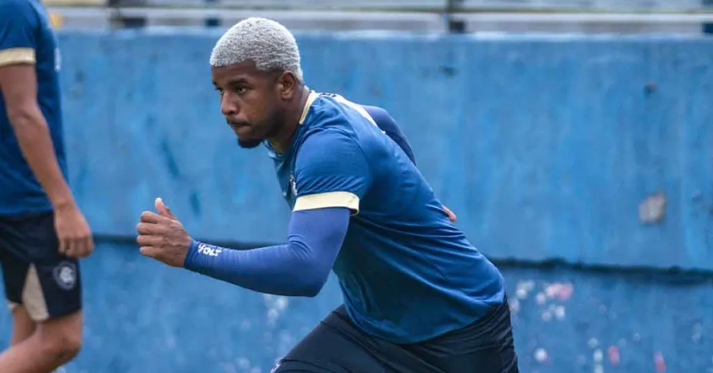 O Núcleo Azulino de Saúde e Performance (NASP) informa que o meio-campista Jaderson sofreu uma concussão cerebral durante o clássico contra o Paysandu