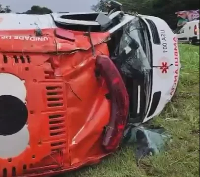 Uma ambulância do Serviço de Atendimento Móvel de Urgência (SAMU), do município de Bragança, capotou na rodovia BR-316.