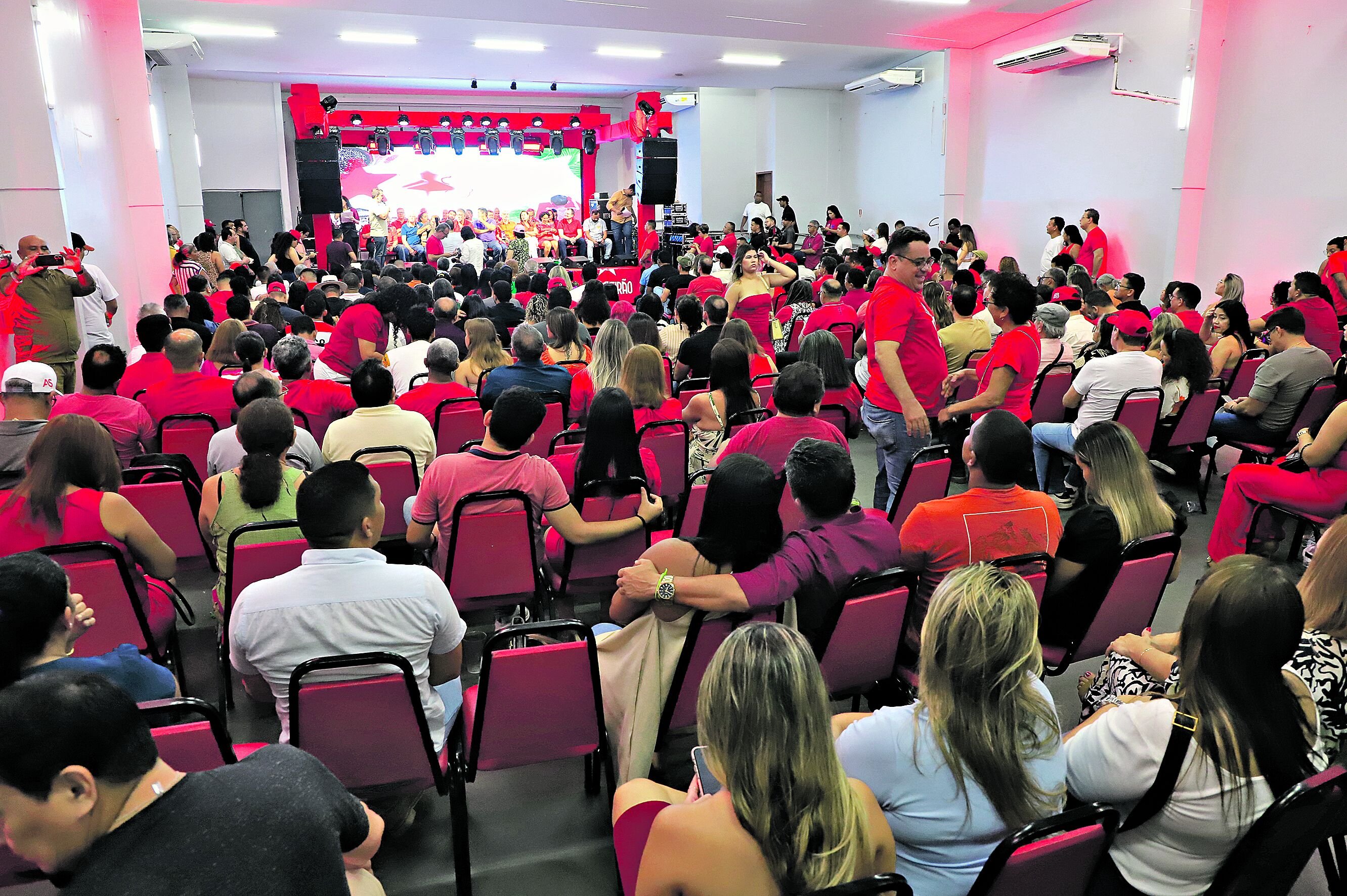 O evento contou com a presença de lideranças políticas, sindicais e de movimentos sociais