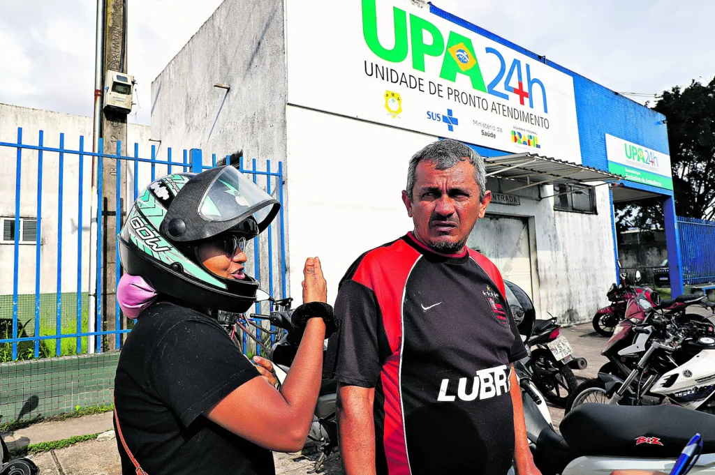 O casal Jesus Fonseca, 49, e Josinete Fonseca, 49, chegou às 13h no local para atendimento de urgência ontem (13). O objetivo era uma consulta para as fortes dores nas costas de Josinete.