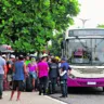 Fila grande e reforço de ônibus marcam início do Carnaval de Mosqueiro em Belém