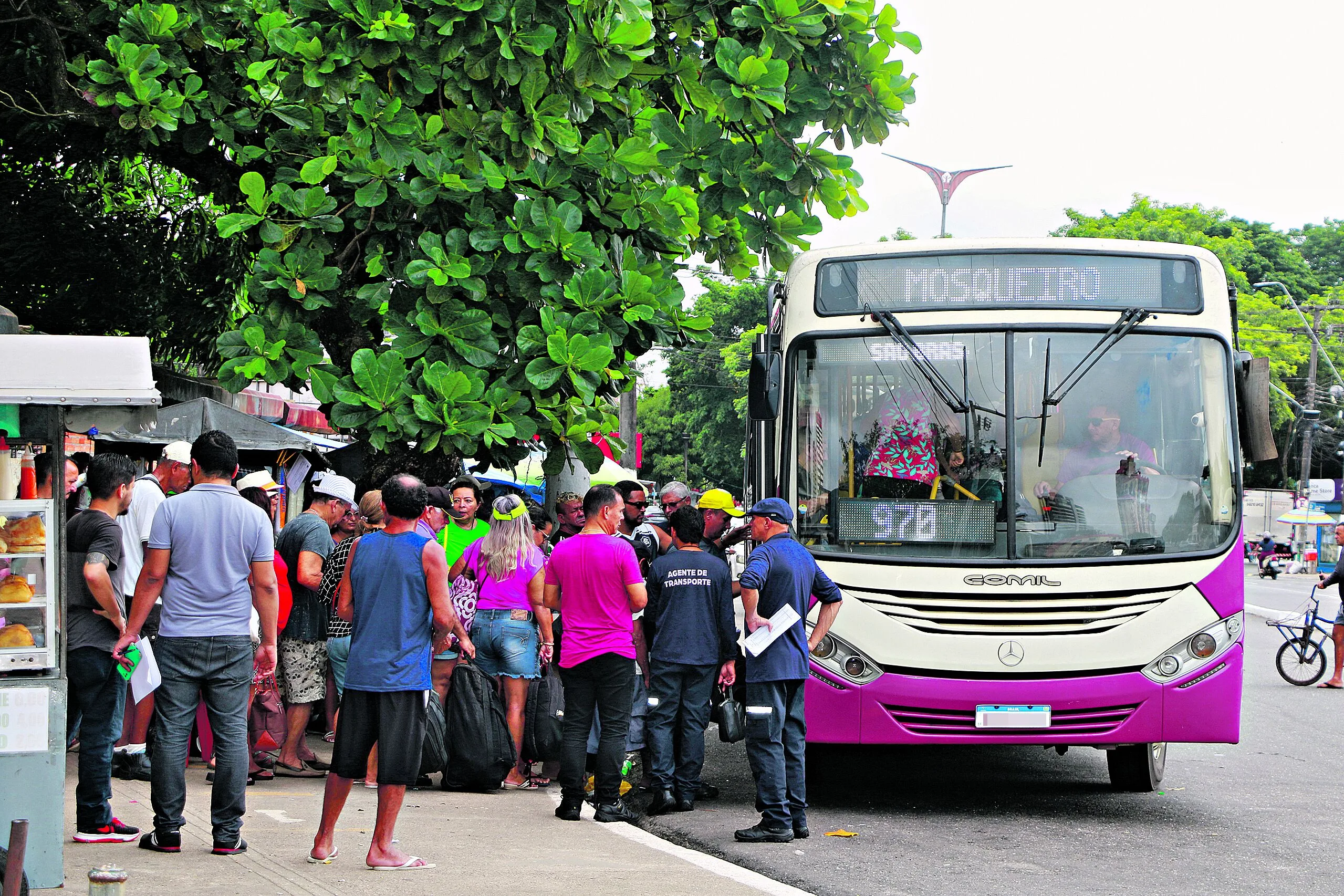 Fila grande e reforço de ônibus marcam início do Carnaval de Mosqueiro em Belém