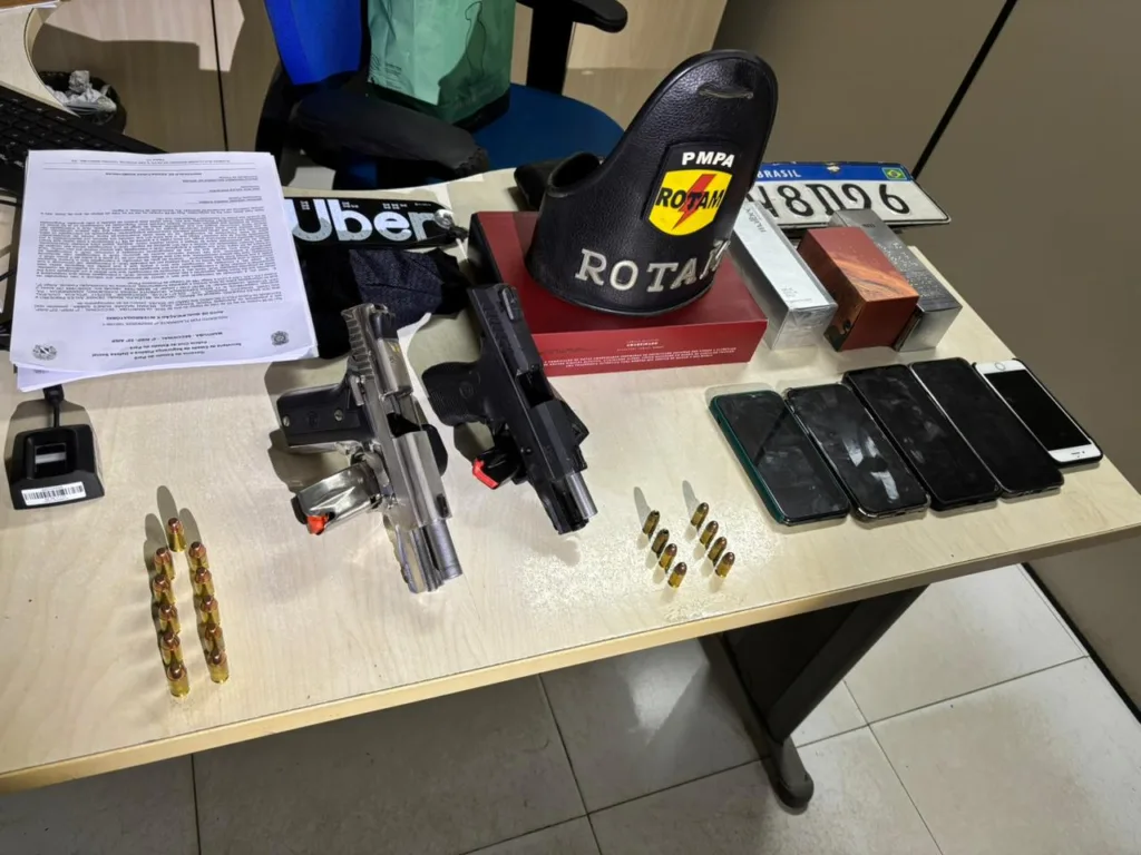 Com os detidos, a polícia apreendeu duas pistolas, cinco celulares, frascos de perfume, uma balaclava e uma placa de carro.