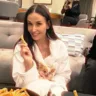 Demi Moore posa comendo batata frita após perder Oscar para Mikey Madison
Imagem: Reprodução/Instagram