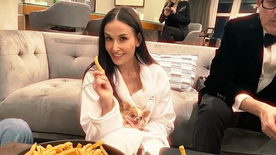 Demi Moore posa comendo batata frita após perder Oscar para Mikey Madison
Imagem: Reprodução/Instagram