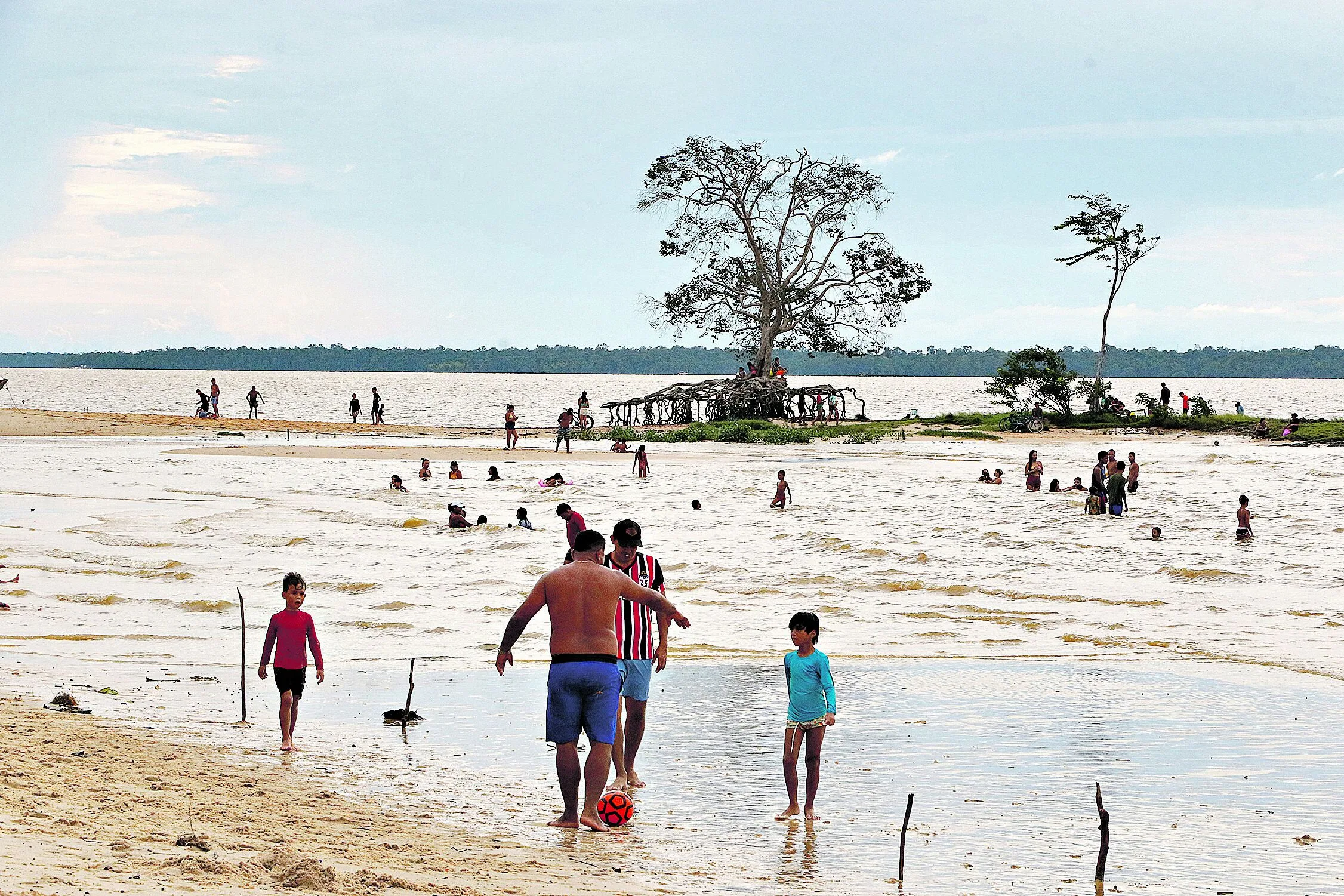 Muita gente aproveitou o ambiente calmo nas praias para curtir o período do Carnaval em família. Foto: Ricardo Amanajás / Diario do Pará.