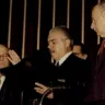 A redemocratização se tornou realidade porque o vice-presidente eleito, José Sarney, tomou posse no lugar de Tancredo e ocupou interinamente a Presidência da República,
