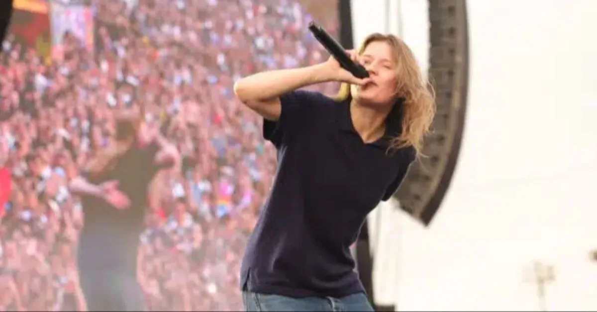 A performance da artista norueguesa Girl in Red no Lollapalooza 2025 se destacou por um discurso em que ela declarou: "Deus é gay". A performance da artista norueguesa Girl in Red no Lollapalooza 2025 se destacou por um discurso em que ela declarou: "Deus é gay".