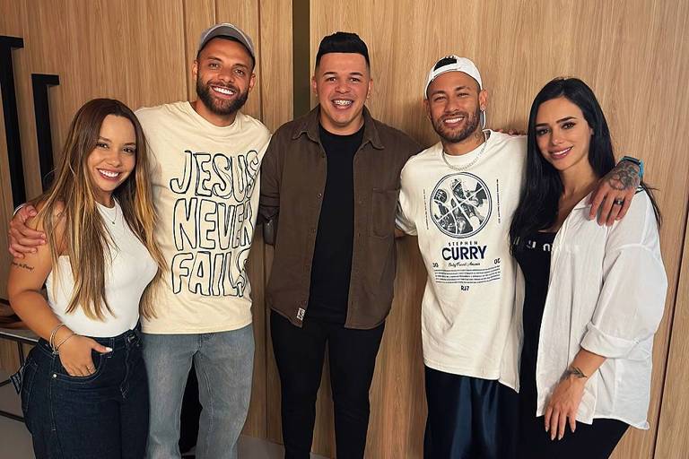 Neymar e Bruna Biancardi recebem cantor evangélico Daniel Berg e jogador do Santos em culto. Foto: @danielberg no Instagram