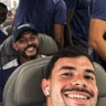 Jogadores em momento descontraído no embarque para São Paulo