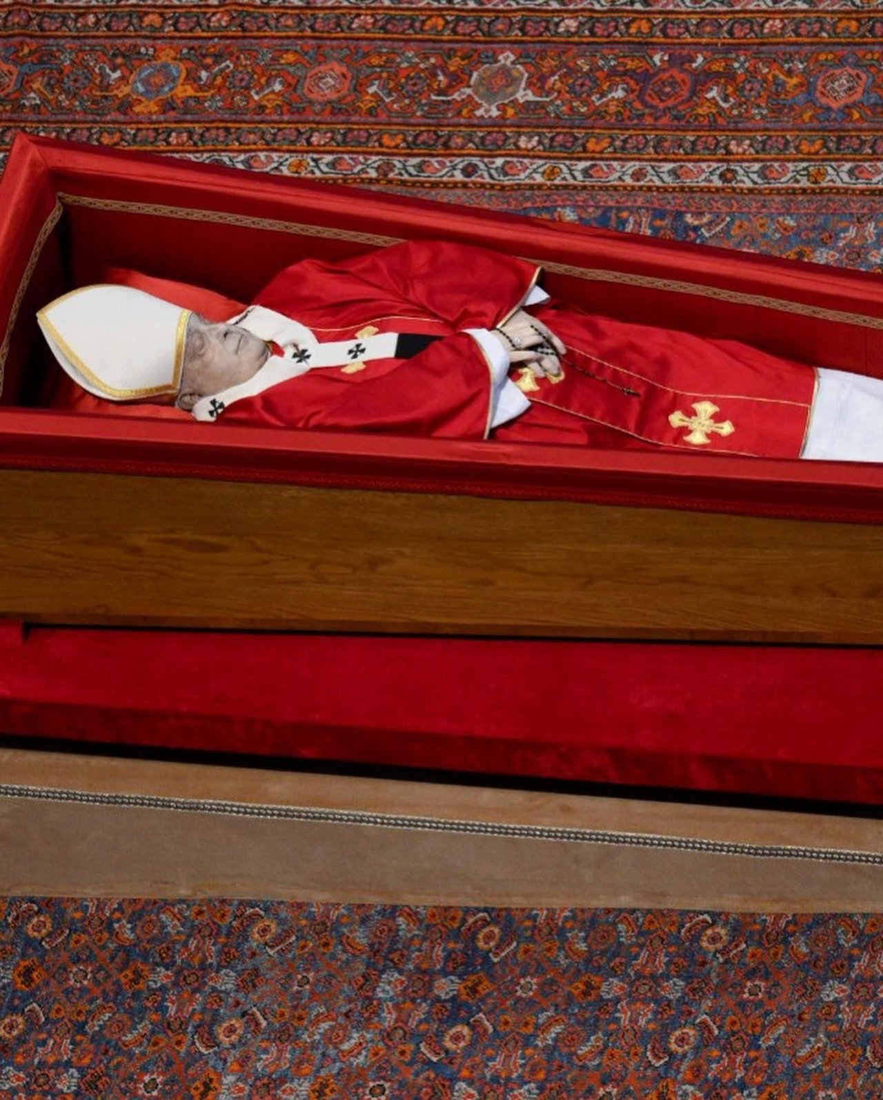 O corpo do papa Francisco, que morreu na segunda aos 88 anos, foi transferido nesta quarta-feira (23) para a Basílica de São Pedro,