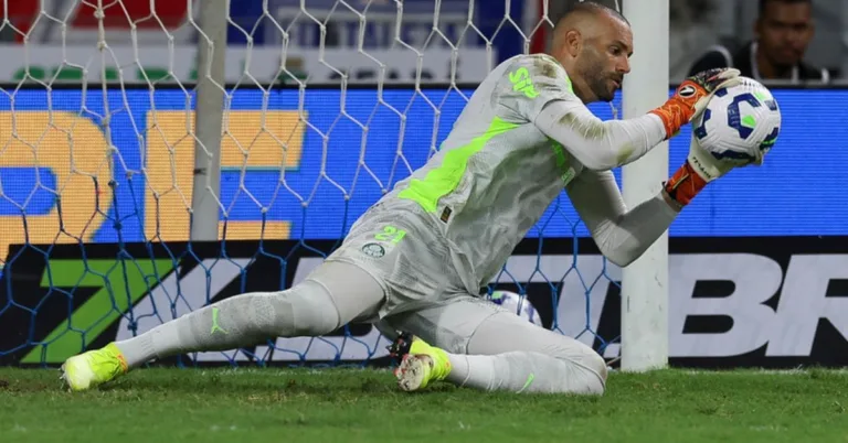 Goleiro do Palmeiras defendeu um pênalti no fim do jogo. Foto: Cesar Greco/Palmeiras/by Canon