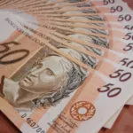 O gesto inusitado, motivado pelo reconhecimento da boa-fé da parte beneficiada, comoveu todos os presentes.